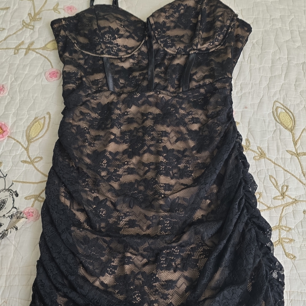 Size: Large (L)Color: BlackStyle: Lace bodycon mini dressCondition: Gently us